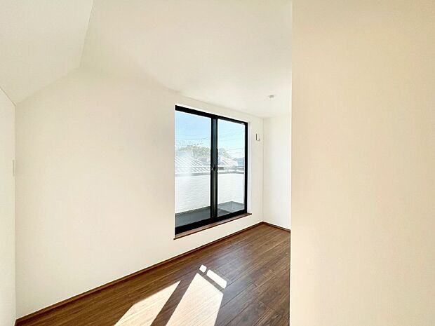 バルコニーが開放感をプラスしてくれる洋室  　