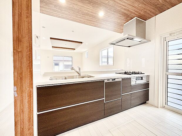 勝手口のある明るいキッチン。換気にも役立ちます。