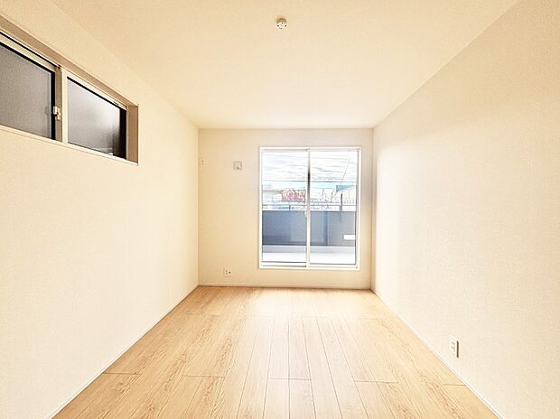 バルコニーが開放感をプラスしてくれる洋室