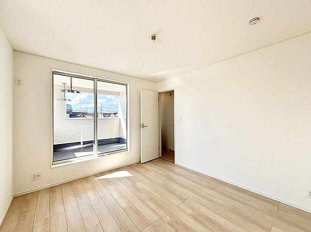 明るいバルコニーサイドに洋室を設置。目覚めの良い寝室に。 