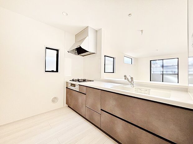 爽やかな風が通り抜けるキッチン。窓があるので明るく換気にも役立ちます。