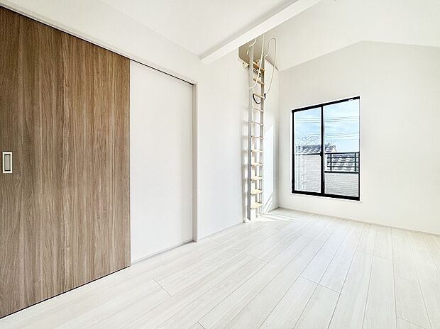 お部屋を有効活用できるロフト付きの洋室！スッキリとした空間で過ごせます。