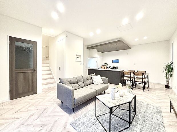 ご家族の賑やかな話し声で包まれる明るいリビング