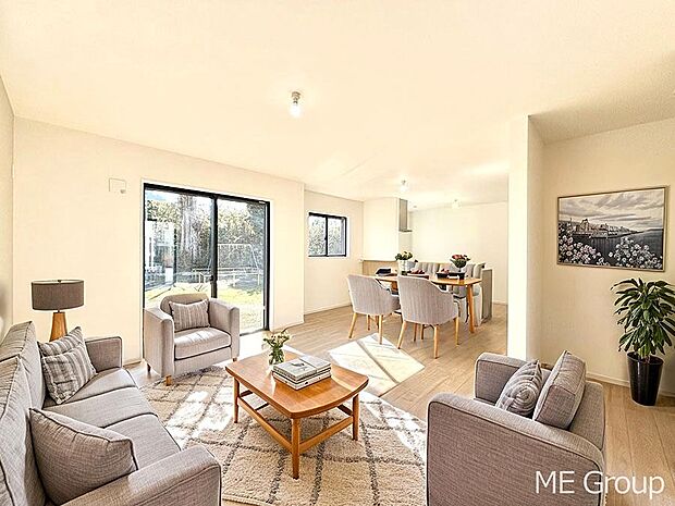 ご家族の賑やかな話し声で包まれる明るいリビング  ※家具はCGです