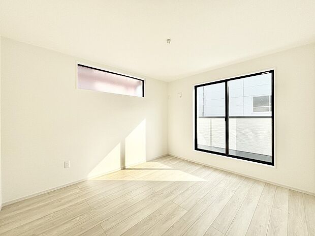 バルコニーが開放感をプラスしてくれる洋室