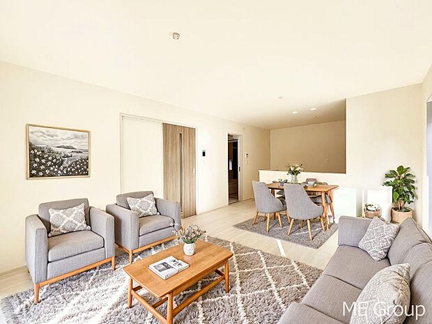 落ち着いた雰囲気のLDKは家族みんなの快適空間※家具はCGです