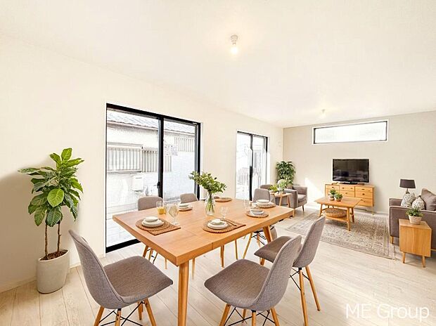 ご家族の賑やかな話し声で包まれる明るいリビング  ※家具はCGです