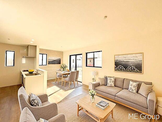 ご家族の賑やかな話し声で包まれる明るいリビング ※家具はCGです