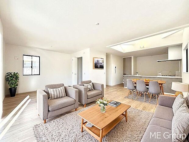 ご家族の賑やかな話し声で包まれる明るいリビング ※家具はCGです