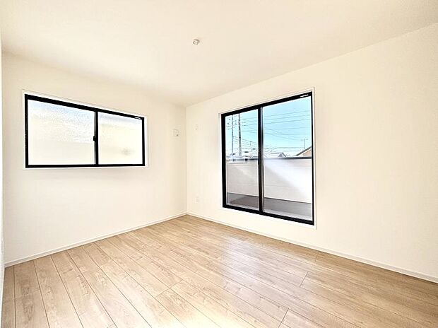 明るいバルコニーサイドに洋室を設置。目覚めの良い寝室に。