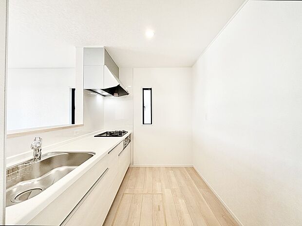 爽やかな風が通り抜けるキッチン。窓があるので明るく換気にも役立ちます。