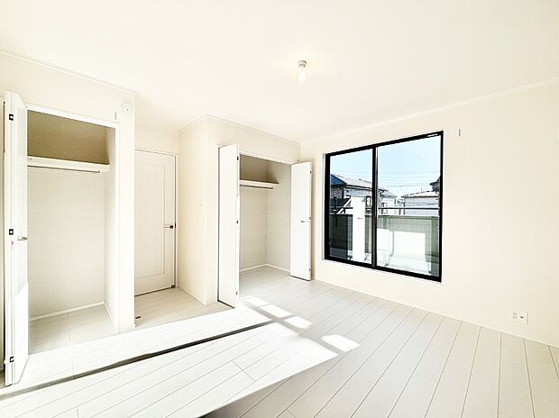 やさしい光がさしこむ居室はしっかり収納付き  