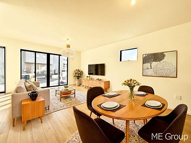 ご家族の賑やかな話し声で包まれる明るいリビング  ※家具はCGです