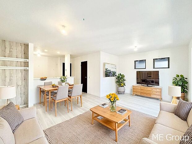 ご家族の賑やかな話し声で包まれる明るいリビング  ※家具はCGです　