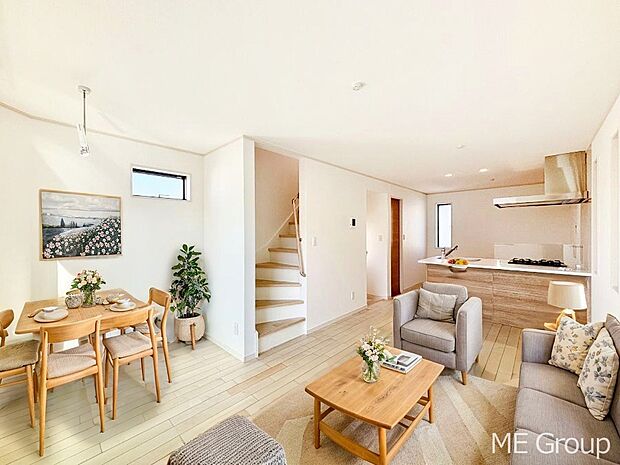 家族の和やかな会話が聞こえてきそう。開放感のあるリビングです。※家具はCGです