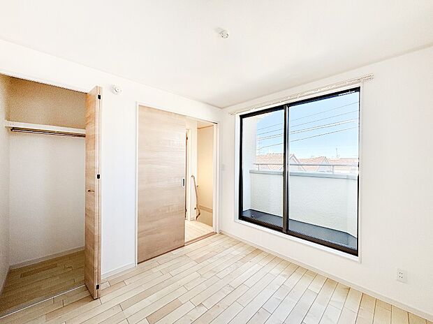 バルコニーが開放感をプラスしてくれる洋室