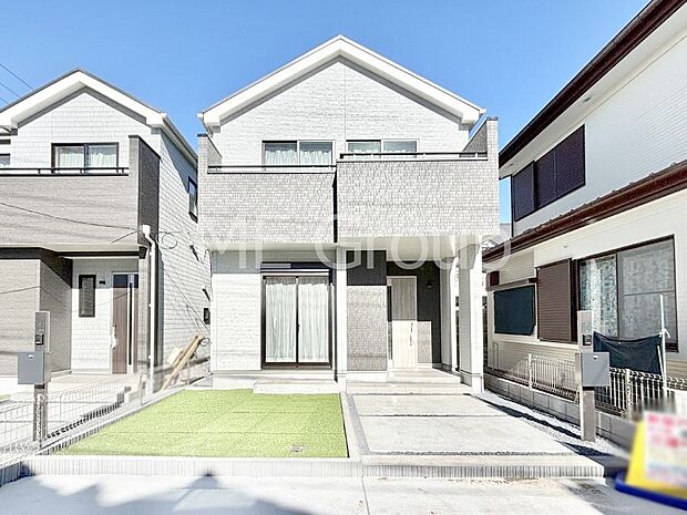 アクセントカラーがオシャレなシンプルモダンスタイル。 