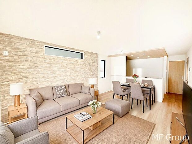 ご家族の賑やかな話し声で包まれる明るいリビング  ※家具はCGです