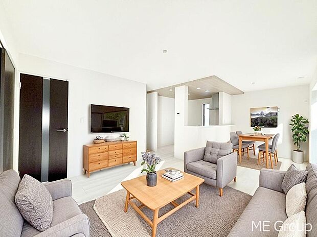 ご家族の賑やかな話し声で包まれる明るいリビング  ※家具はCGです