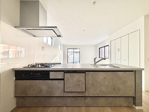 リビングを見渡せる人気のカウンターキッチン。 家族を見守りながら家事をすることができます。