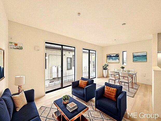 ご家族の賑やかな話し声で包まれる明るいリビング  ※家具はCGです