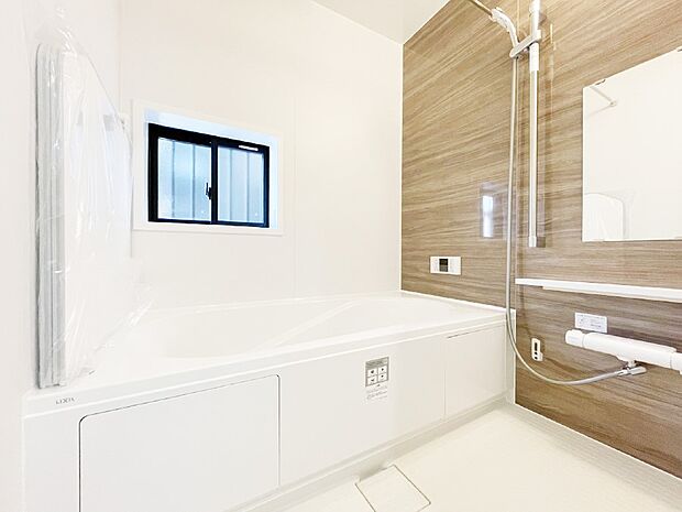 一日の疲れを癒してくれる明るい清潔感のあるバスルーム