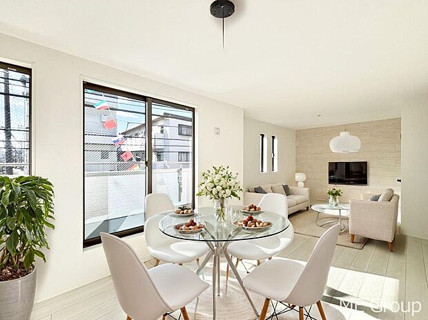 ご家族の賑やかな話し声で包まれる明るいリビング  ※家具はCGです