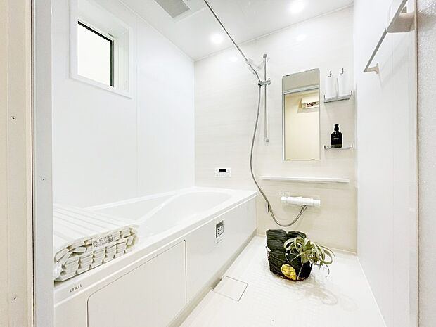 一日の疲れを癒してくれる明るい清潔感のあるバスルーム