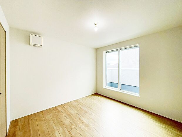 バルコニーが開放感をプラスしてくれる洋室