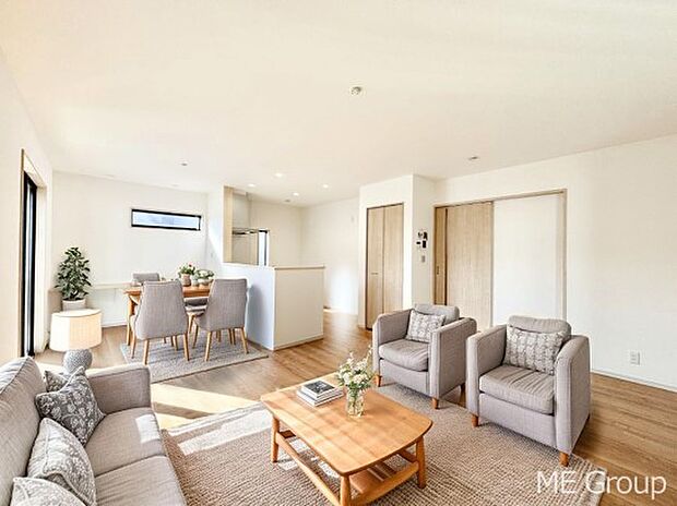 ご家族の賑やかな話し声で包まれる明るいリビング  ※家具はCGです  