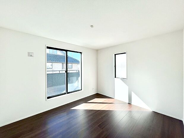 バルコニーが開放感をプラスしてくれる洋室