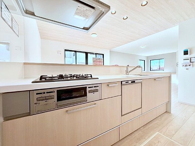 食洗機・浄水器・３ツ口コンロなどデザイン性も機能性も兼ね備えたシステムキッチン！