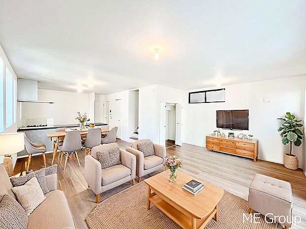 ご家族の賑やかな話し声で包まれる明るいリビング  ※家具はCGです　