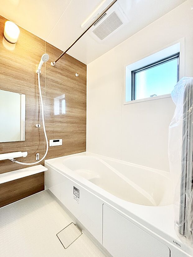 一日の疲れを癒してくれる明るい清潔感のあるバスルーム