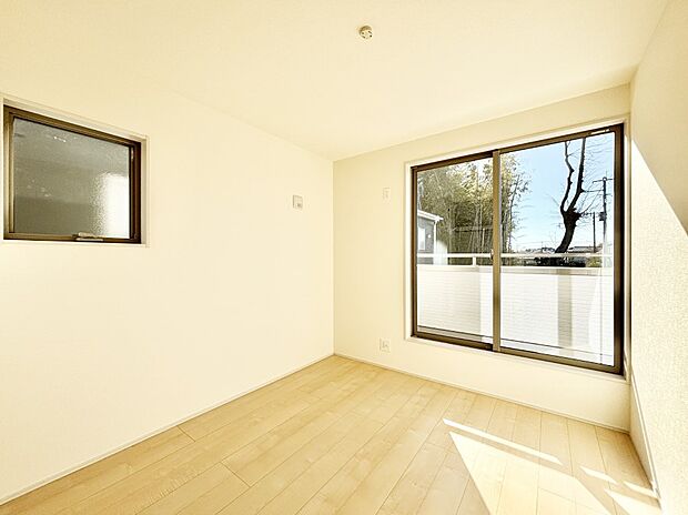 バルコニーが開放感をプラスしてくれる洋室