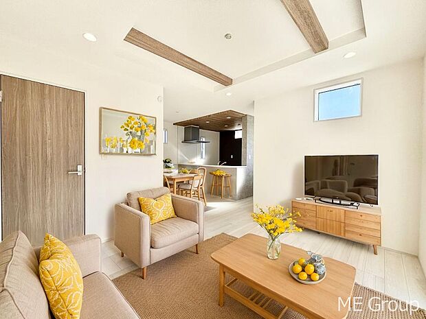 お洒落で開放感のある折り上げ天井を採用したリビング※家具はCGです