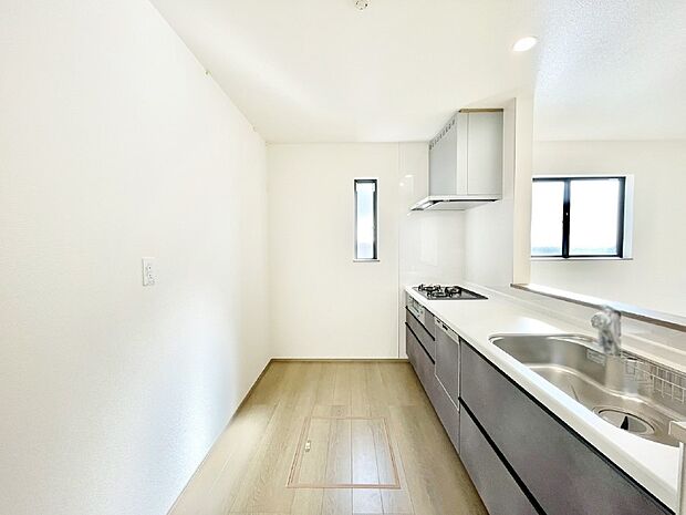 爽やかな風が通り抜けるキッチン。窓があるので明るく換気にも役立ちます。