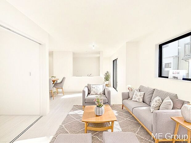 家族の和やかな会話が聞こえてきそう。開放感のあるリビングです。※家具はCGです  