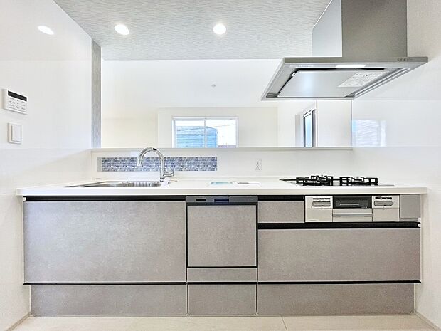 食洗機・浄水器・３ツ口コンロなどデザイン性も機能性も兼ね備えたシステムキッチン！