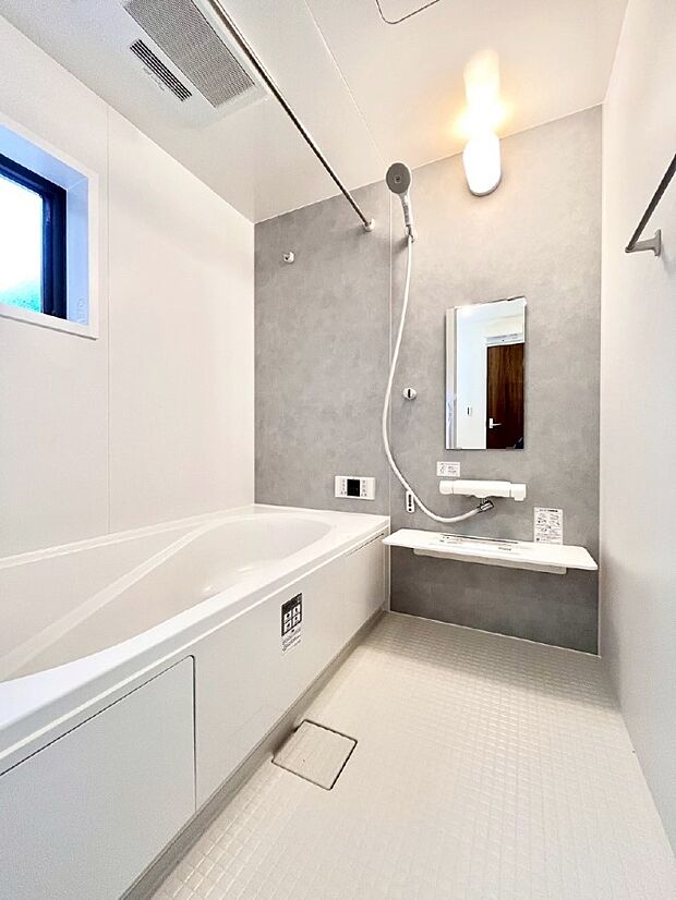 落ち着いた雰囲気でゆっくりお寛ぎいただけるバスルーム　