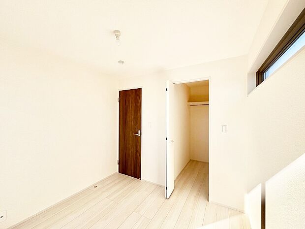 ウォークインクローゼットがあるお部屋！季節ごとの入れ替えも不要で便利です。