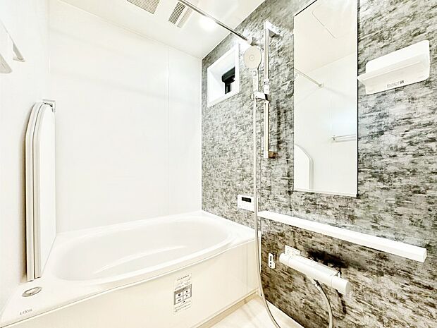 浴室乾燥機付きのバスルームでいつでも快適なバスタイムが楽しめます！