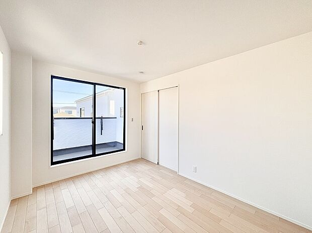 バルコニーが開放感をプラスしてくれる洋室　