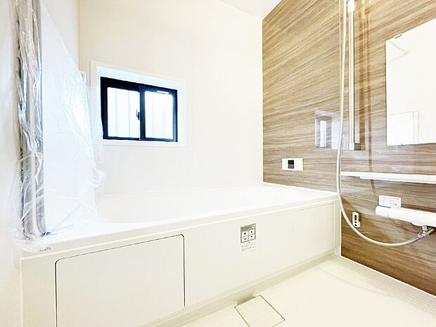 一日の疲れを癒してくれる明るい清潔感のあるバスルーム