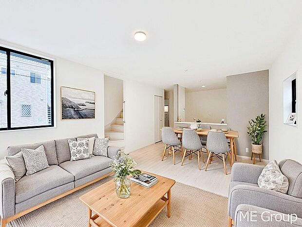 ご家族の賑やかな話し声で包まれる明るいリビング  ※家具はCGです　