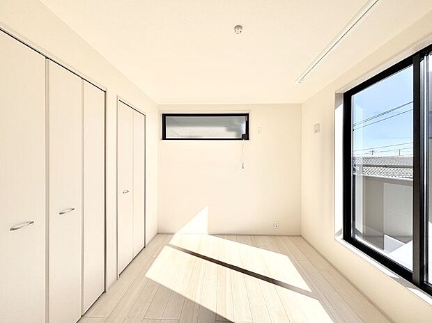 明るいバルコニーサイドに洋室を設置。目覚めの良い寝室に。 