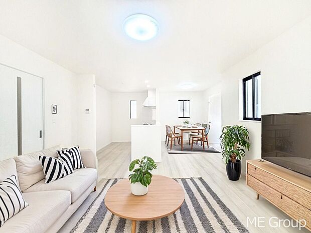 家族の和やかな会話が聞こえてきそう。開放感のあるリビングです。※家具はCGです  