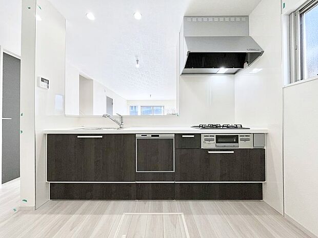 食洗機・浄水器・３ツ口コンロなどデザイン性も機能性も兼ね備えたシステムキッチン！