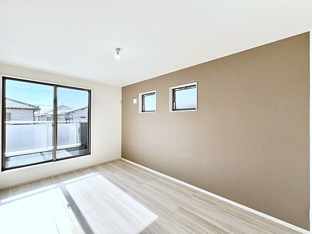 アクセントクロスがお洒落な洋室。２面採光で明るさ＆風通し良好！