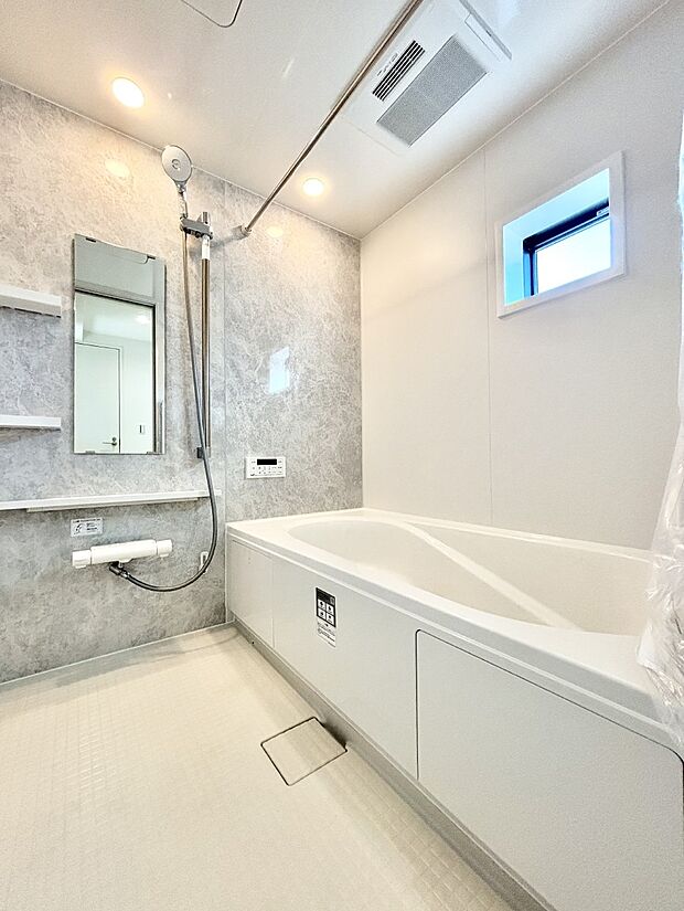 一日の疲れを癒してくれる明るい清潔感のあるバスルーム